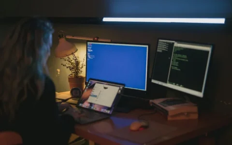 在 PPT 排版中，如何判断是否过度对齐？