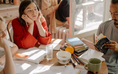 如何通过剪映克隆出一个自己的数字人（形象，声音）？完整的流程是什么？需要注意什么？素材有什么要求？