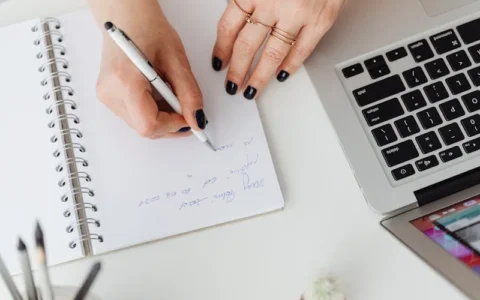 如何在团队中培养闭环思维和批判性思维？