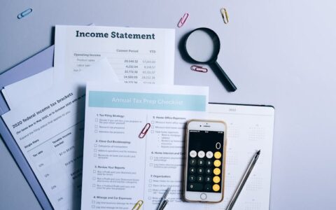 运用金字塔原理组织信息时，如何确定各个层级的内容？