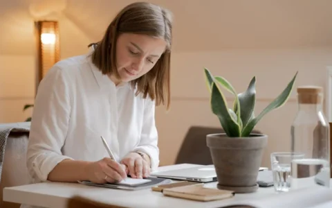 商业文案写作的职业发展路径是怎样的？从初级文案写手到高级文案创作者，需要具备哪些能力和经验？