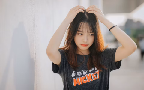 在B站上，不同性别的用户群体通常关注哪些类型的视频内容？女性用户在B站上通常喜欢观看哪些类型的日常生活vlog？