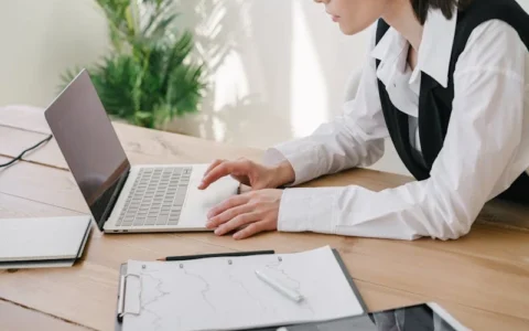 成交话术：《90%新手不知道：用「问题链话术」让人听3小时不走神》