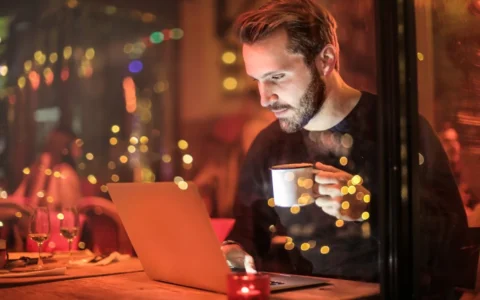 DeepSeek 到底解决了什么问题，为什么会引起世界上的关注，特别是美国，为什么这么着急、生成、甚至愤怒？