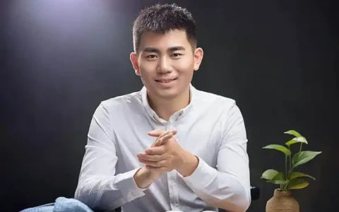 从摆地摊到千万富翁：一个社恐青年的逆袭之路——解密粥左罗的"写作开挂人生"