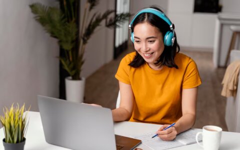 作为知识博主，在抖音和视频号上卖课的推广策略需要结合平台特性差异化运营
