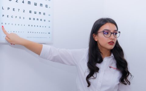 从“卖功能”到“懂人心”：如何用“我懂你”故事化话术让客单价翻倍