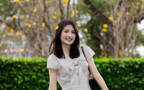 录课不是开摄像头就完事：构图、着装、声音、PPT 这四个细节，烂一个整门课就垮